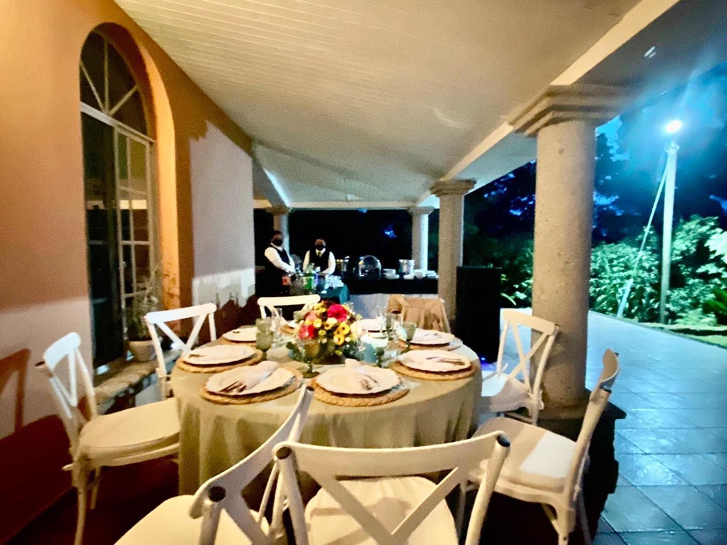 Round tables dressed for an evening reunion dinner