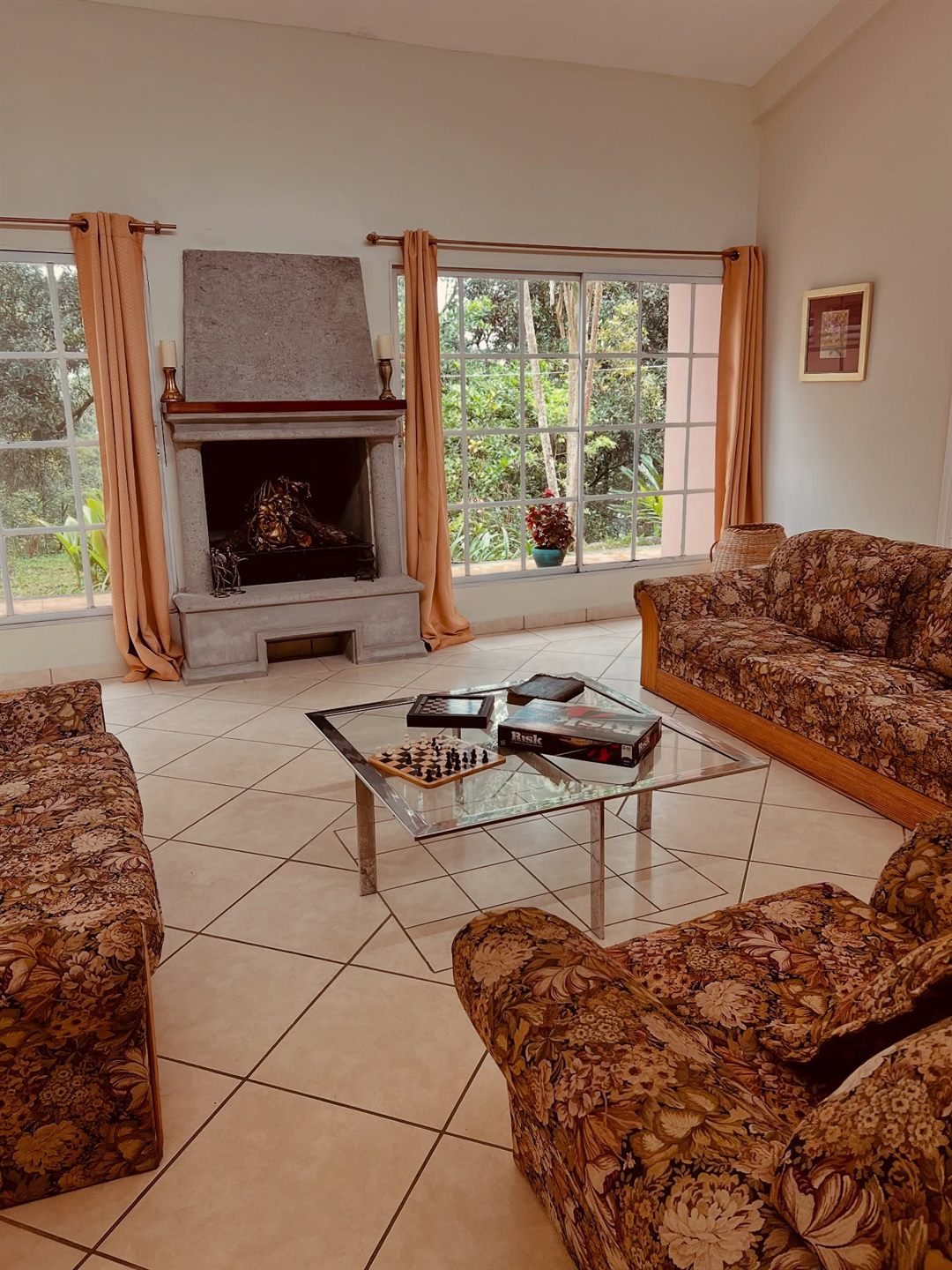 Living room with fireplace, sofas and a chess set