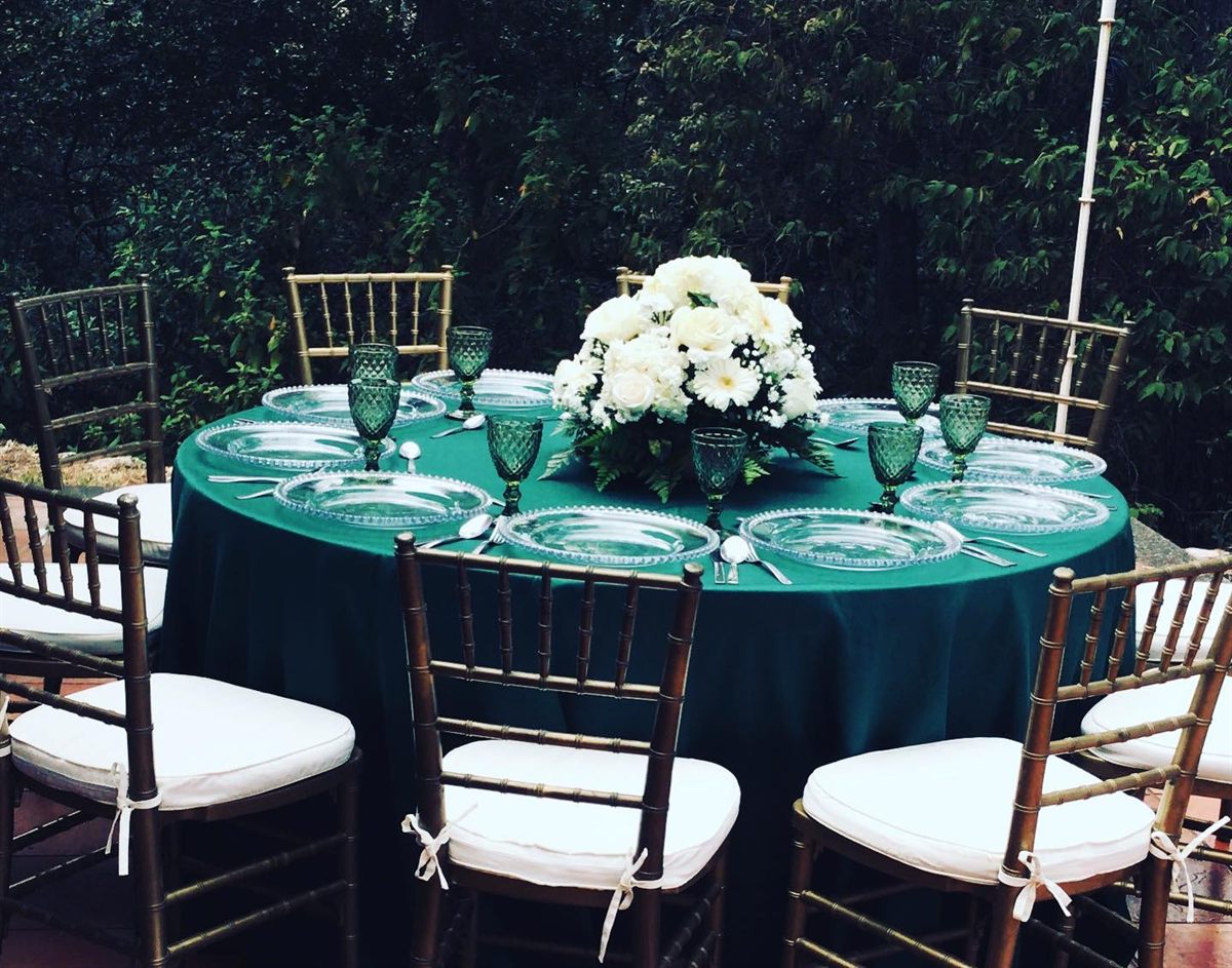 Emerald-green wedding table setting with white flowers